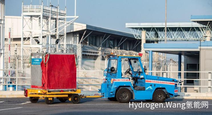 香港机场 启用驭势科技无人驾驶拖车