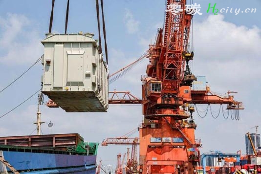 世界首台通过短路承受能力试验的220千伏最大容量三相一体柔直变压器 -343吨的“电力心脏” 抵达广州核心区